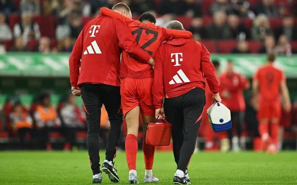 Musiala saindo de campo após lesão na perna em Bayern de Munique x Augsburg - Foto: Getty Images