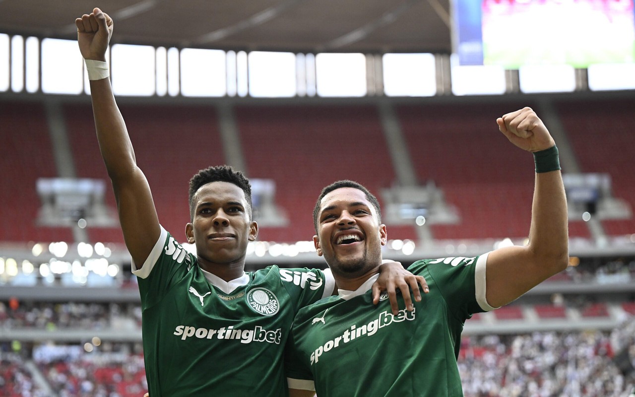 Estêvão e Vitor Roque em partida do Palmeiras (Foto: Mateus Bonomi/AGIF)