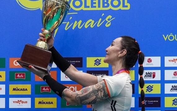 Tifanny Abreu com o troféu da Copa Brasil de Voleibol (Foto: Divulgação)