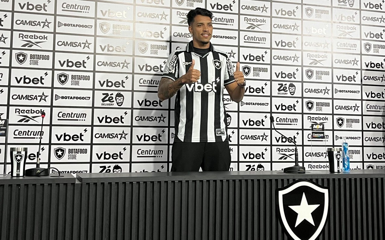 Gabriel Bahia, zagueiro do Botafogo, durante apresentação (Foto: Mauricio Luz / Lance!)