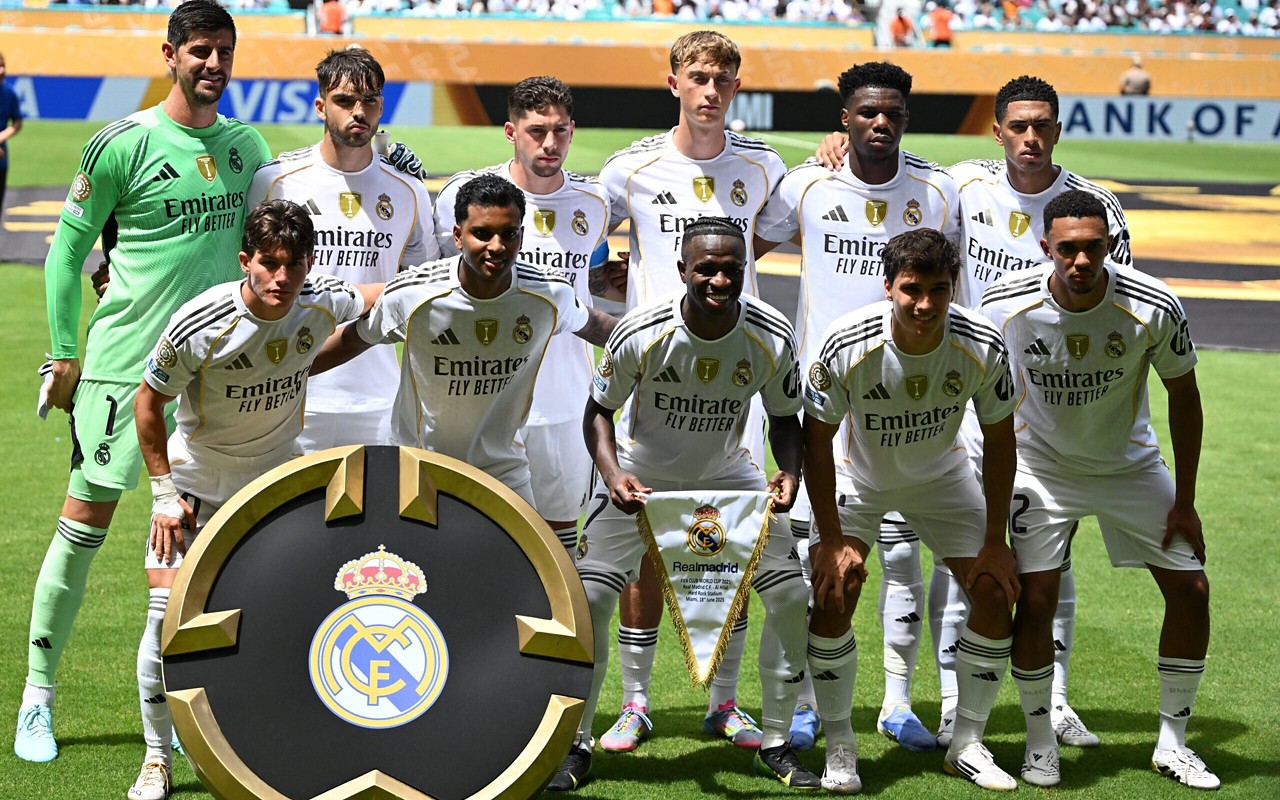 Elenco do Real Madrid alinhado para a estreia no Mundial de Clubes contra o Al-Hilal (Foto: Patricia De Melo Moreira/AFP)