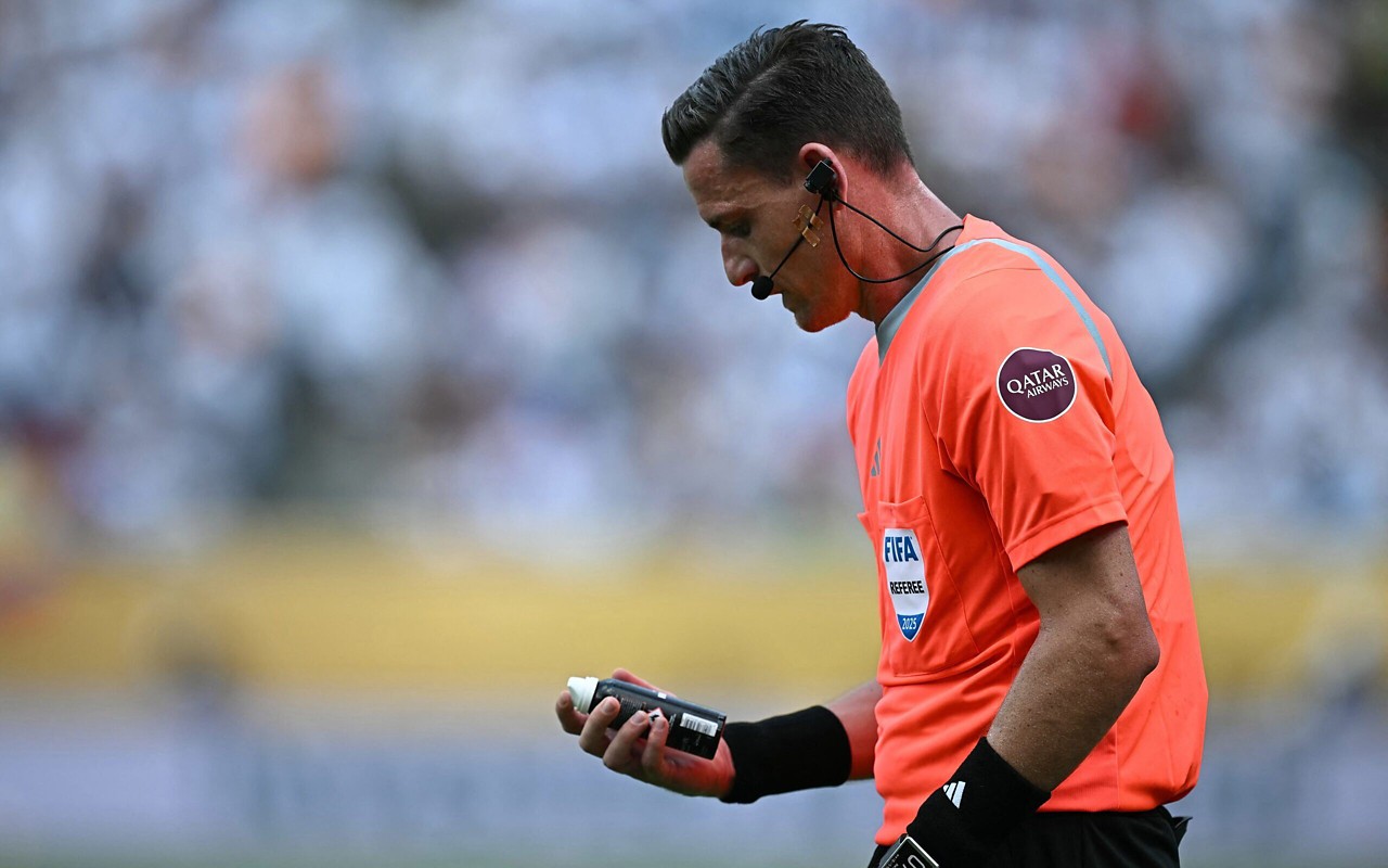 Ramon Abatti Abel no apito do confronto entre Real Madrid e Pachuca, pelo Mundial de Clubes (Foto: Paul Ellis/AFP)