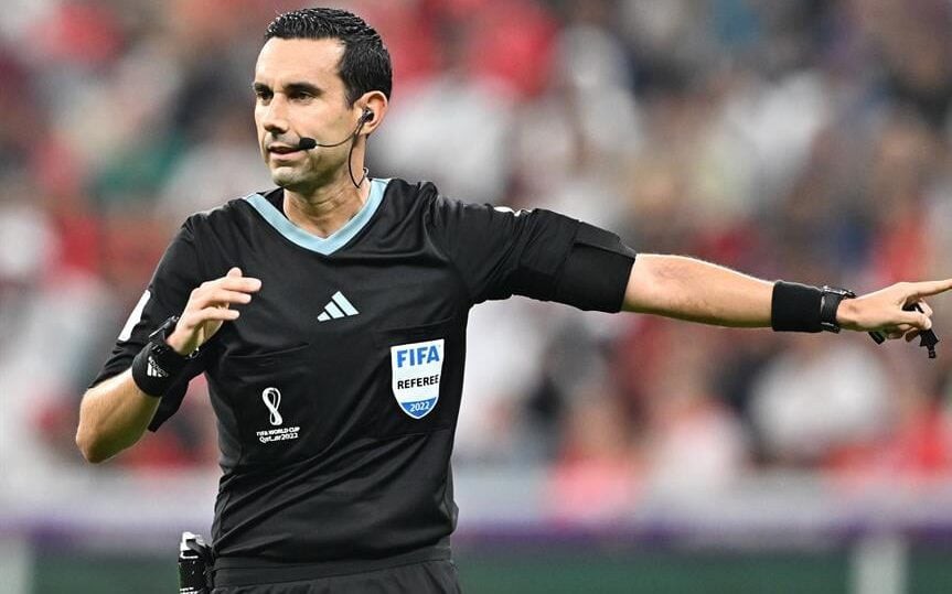 Árbitro César Ramos (Foto: EFE/EPA/Noushad Thekkayil)