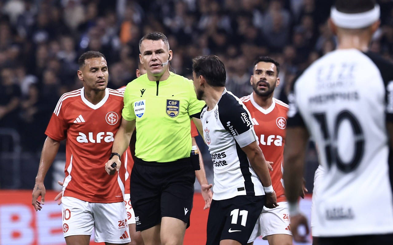 Jogadores de Corinthians e Internacional cercam o árbitro (Foto: Marcello Zambrana/AGIF)