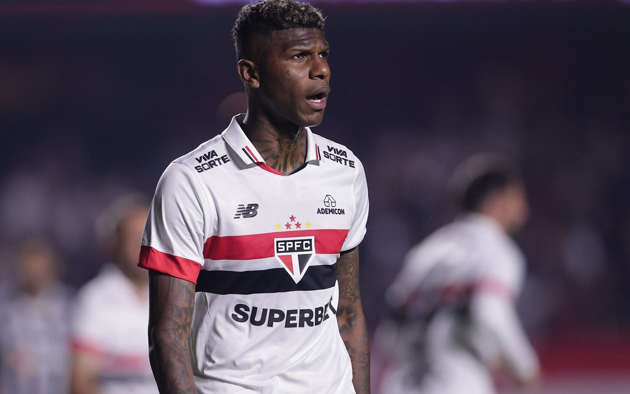 Arboleda deixou o gramado contra o Alianza Lima com dores (Foto: Ettore Chiereguini/AGIF)