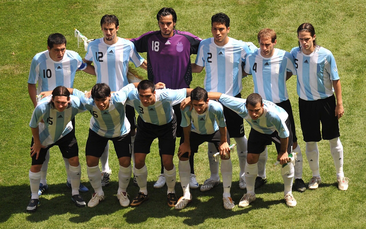 Seleção da Argentina que conquistou o ouro olímpico no futebol masculino nos Jogos Olímpicos de Pequim 2008 (Foto: AFP PHOTO / FABRICE COFFRINI)