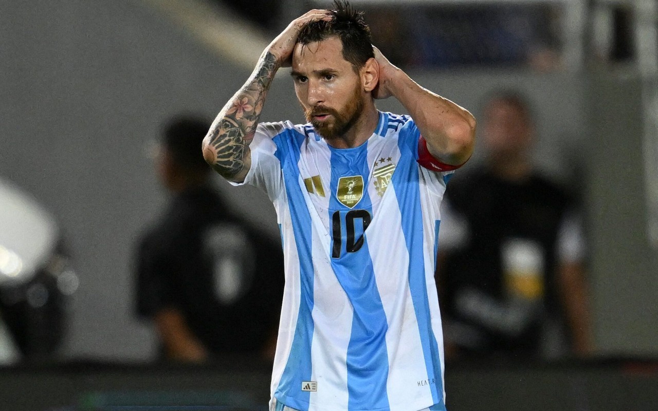Lionel Messi em ação na partida entre Venezuela e Argentina, pelas Eliminatórias da Copa do Mundo (Foto: Juan Barreto/AFP)
