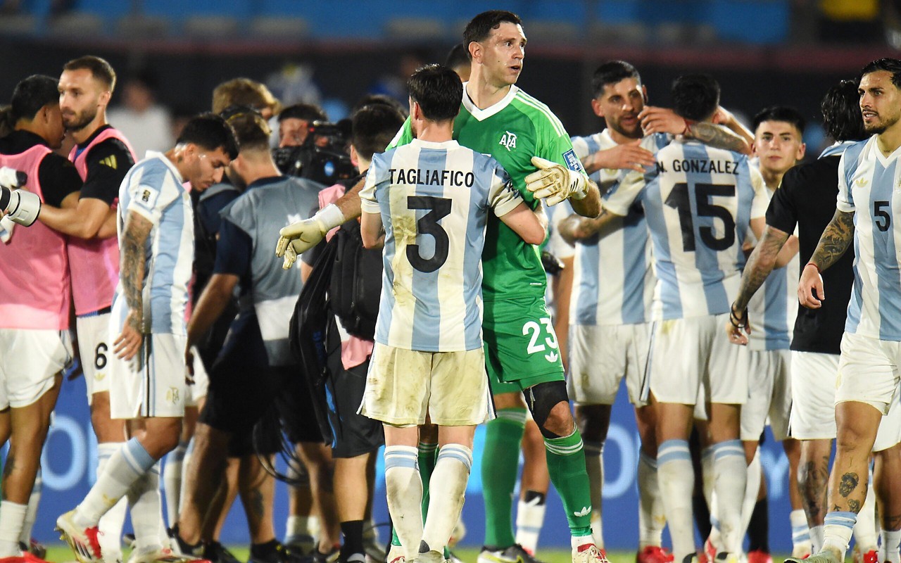 Tagliafico celebra com Dibu Martínez vitória da Argentina sobre o Uruguai (Foto: Dante Fernandez/AFP)