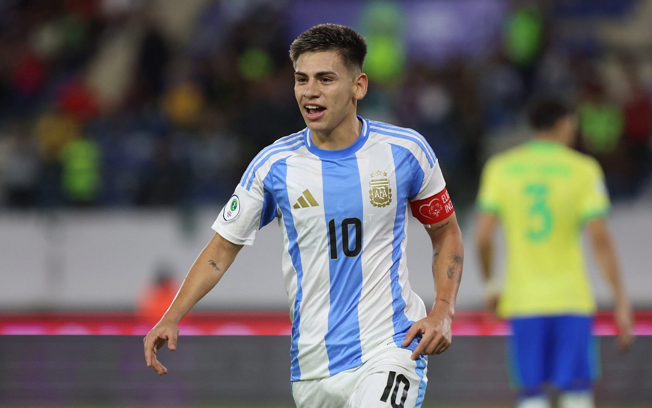 Claudio Echeverri comemora gol pela Argentina contra o Brasil no Sul-Americano sub-20 (Foto: Edison GAMEZ / AFP)