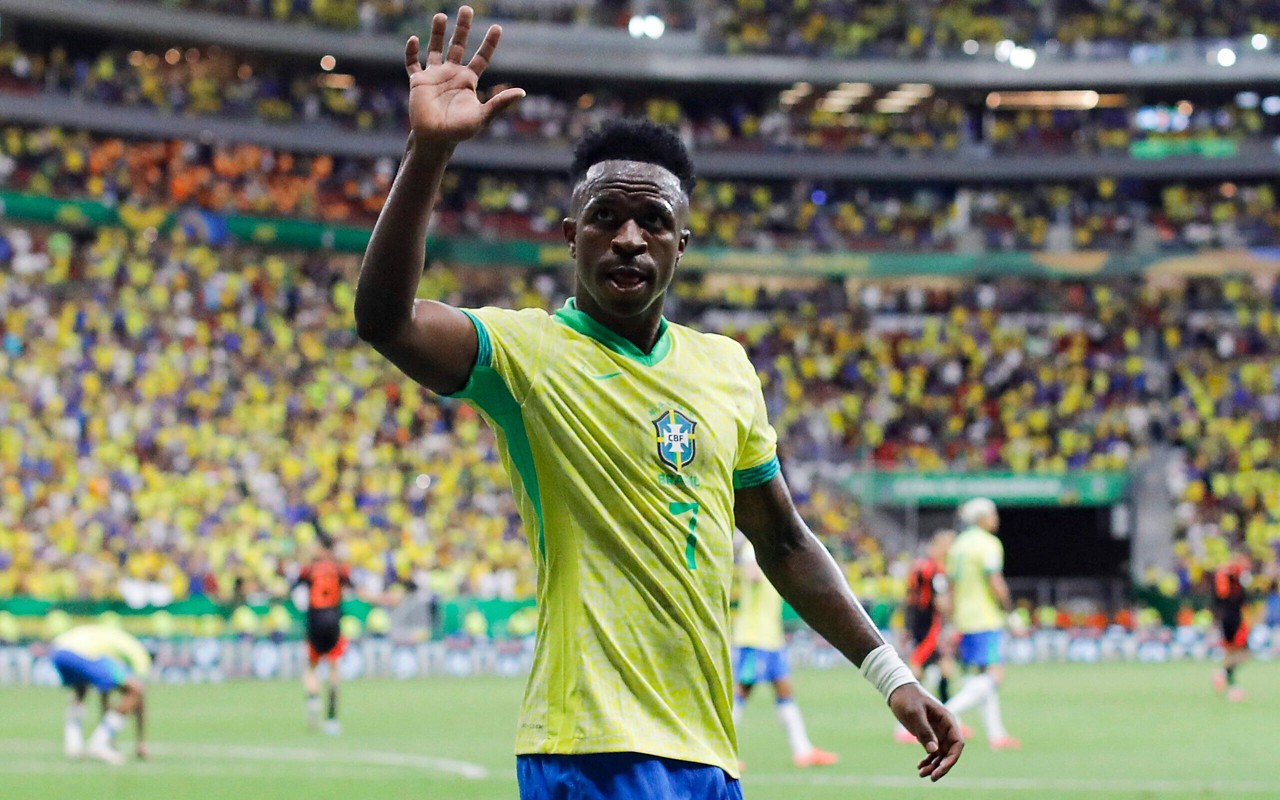 Vinicius Júnior comemora gol contra a Colômbia, no Mané Garrincha (Foto: Rafael Ribeiro/CBF)
