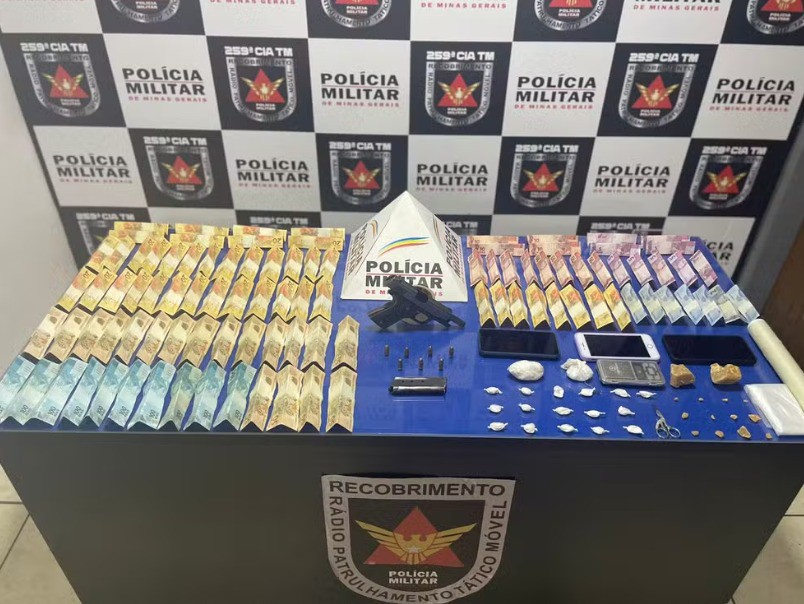 Arma, drogas, munições e dinheiro: PM prende quatro suspeitos durante operação, em Pirapora