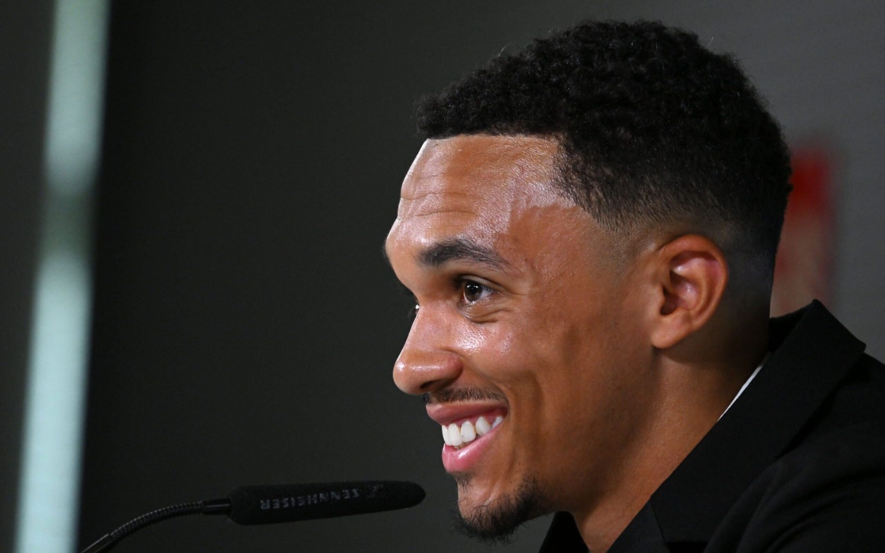 Alexander-Arnold em primeira coletiva pelo Real Madrid (Foto: Javier Soriano/AFP)