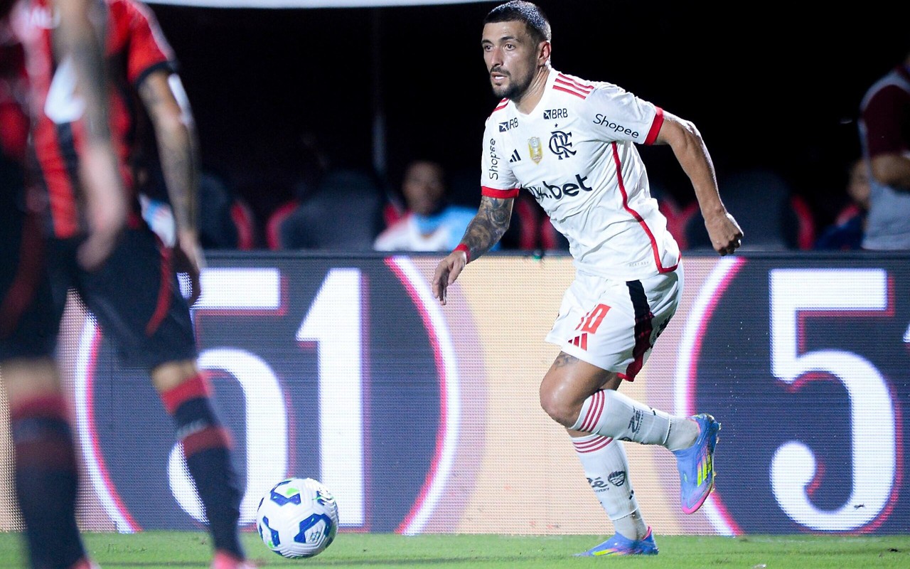 Arrascaeta durante a partida do Flamengo no Barradão (Foto: Jhony Pinho/AGIF)