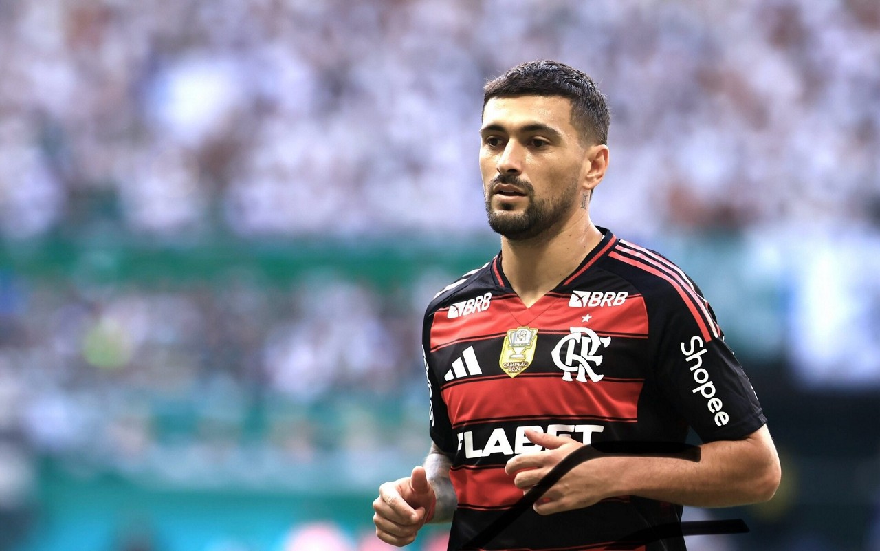 Arrascaeta em ação pelo Flamengo contra o Palmeiras (Foto: Marcello Zambrana/AGIF)