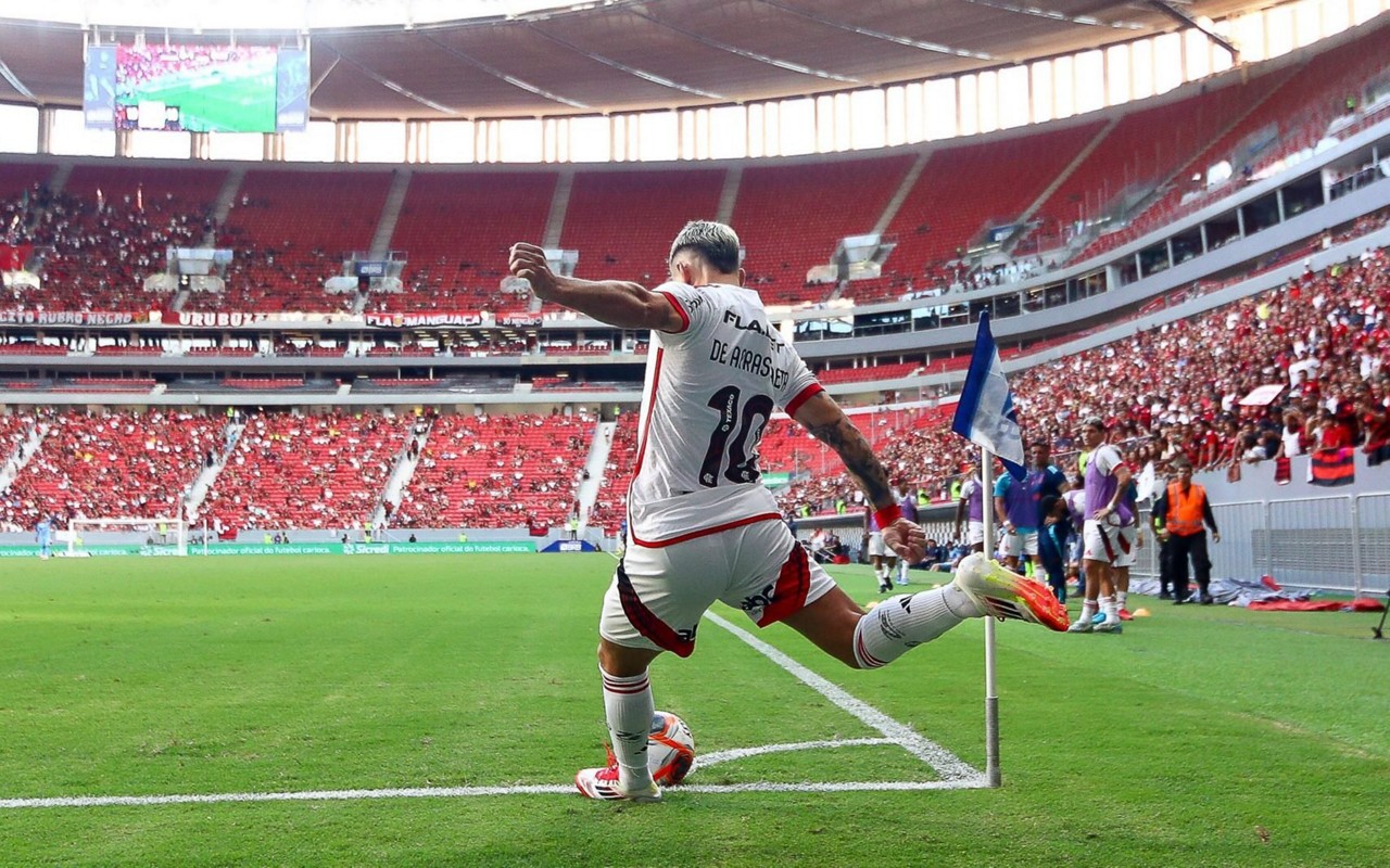 Arrascaeta durante a partida contra o Volta Redonda em Brasília (Foto: Gilvan de Souza/Flamengo)