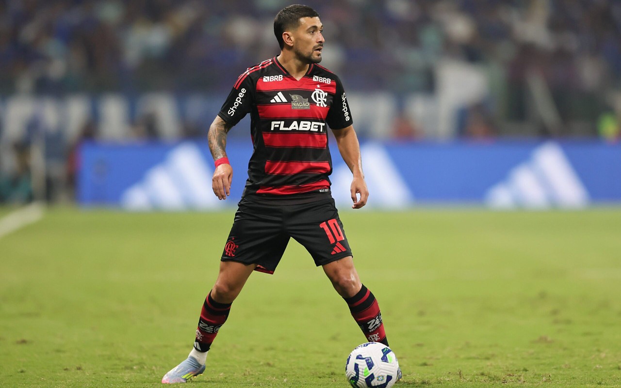 Arrascaeta durante jogo do Flamengo (Foto: Gilson Lobo/AGIF)