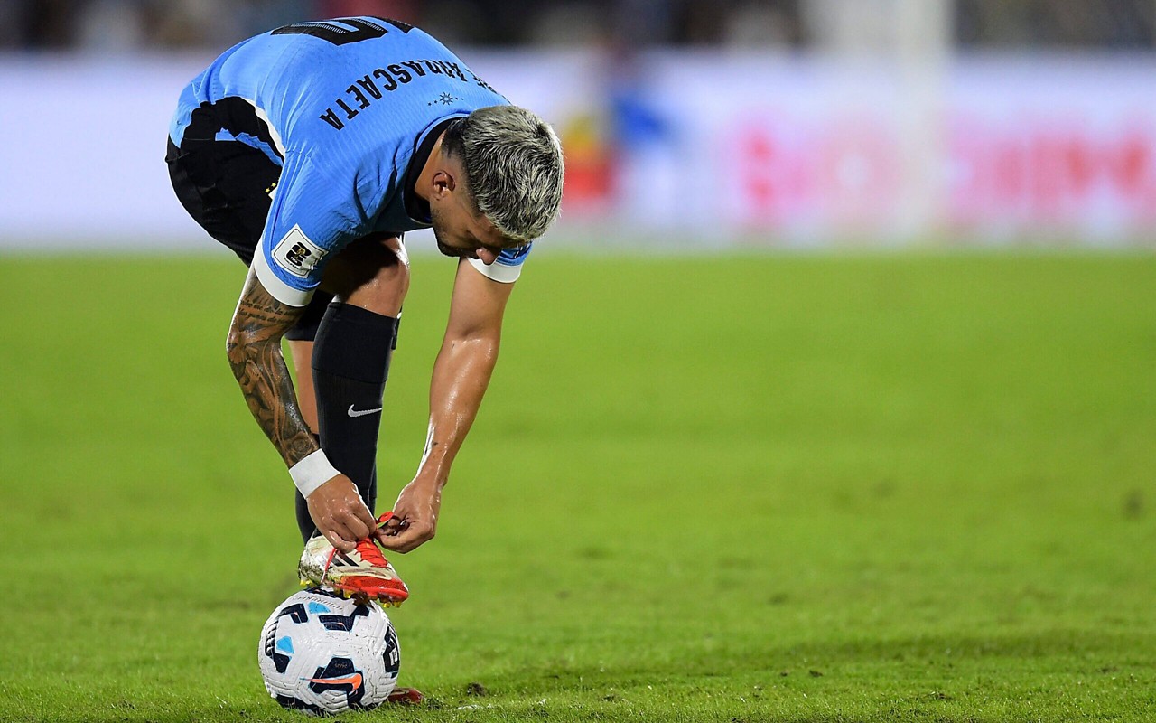 Arrascaeta sentiu a coxa antes de entrar em campo (Foto: Dante Fernandez / AFP)