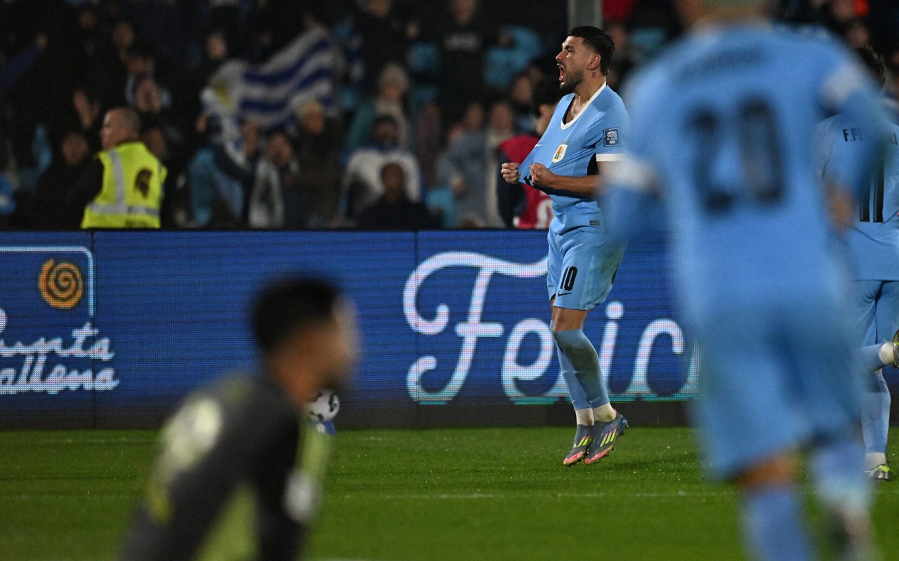 Giorgian de Arrascaeta comemora gol pelo Uruguai contra a Venezuela pelas Eliminatórias (Foto: Eitan ABRAMOVICH / AFP)
