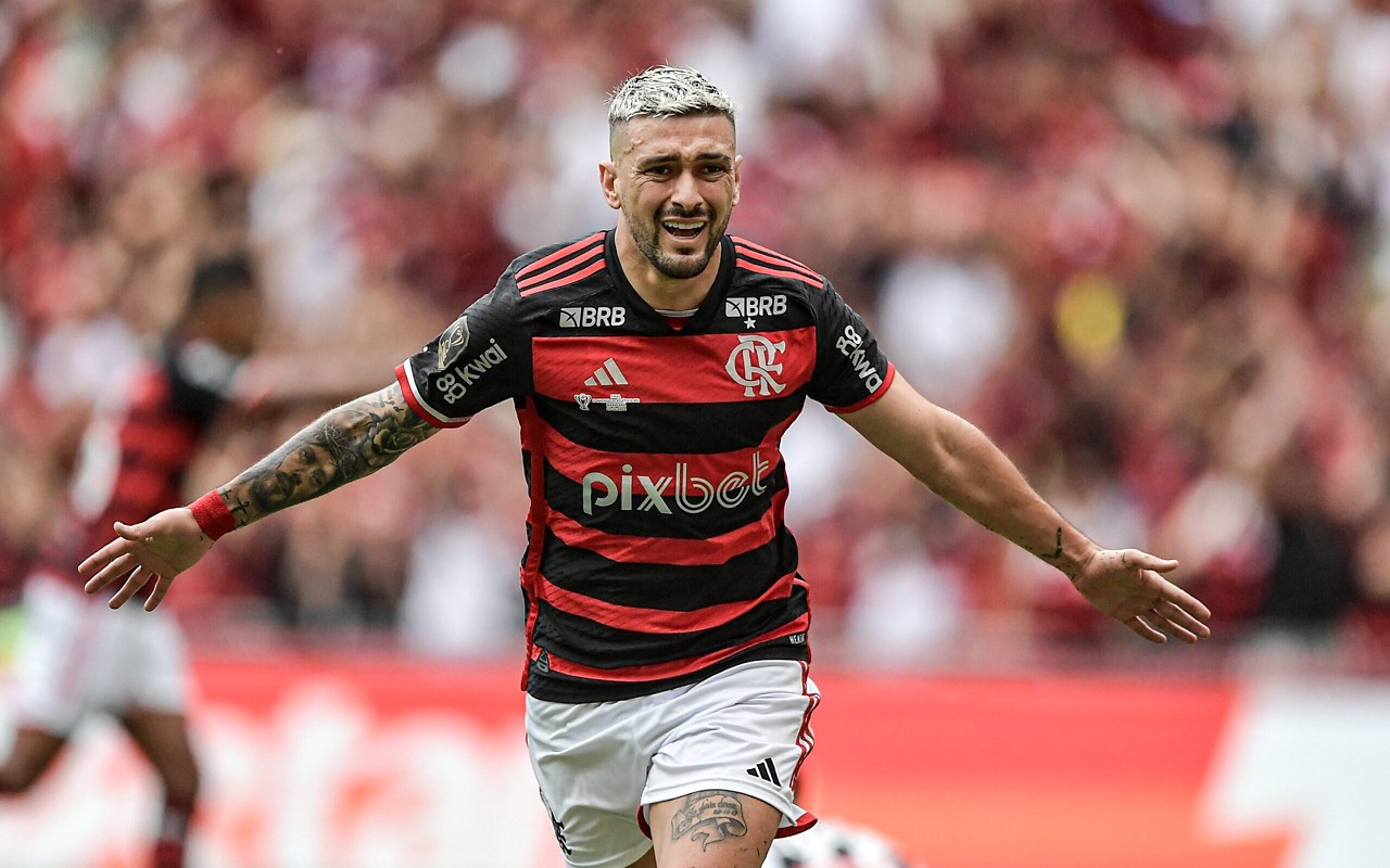 Arrascaeta em comemoração de gol pelo Flamengo (Foto: Thiago Ribeiro/AGIF)