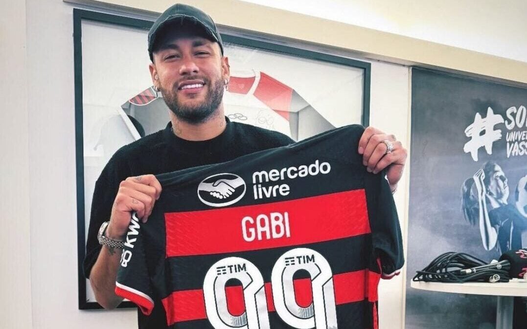 Neymar coom a camisa do Flamengo (Foto: Reprodução)