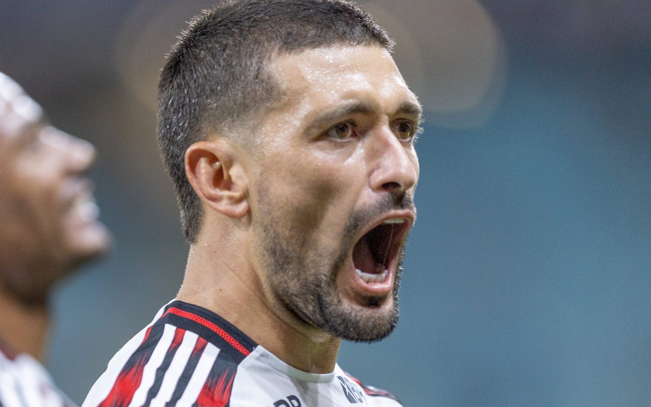 Arrascaeta comemora gol pelo Flamengo (Foto: Liamara Polli/AGIF)