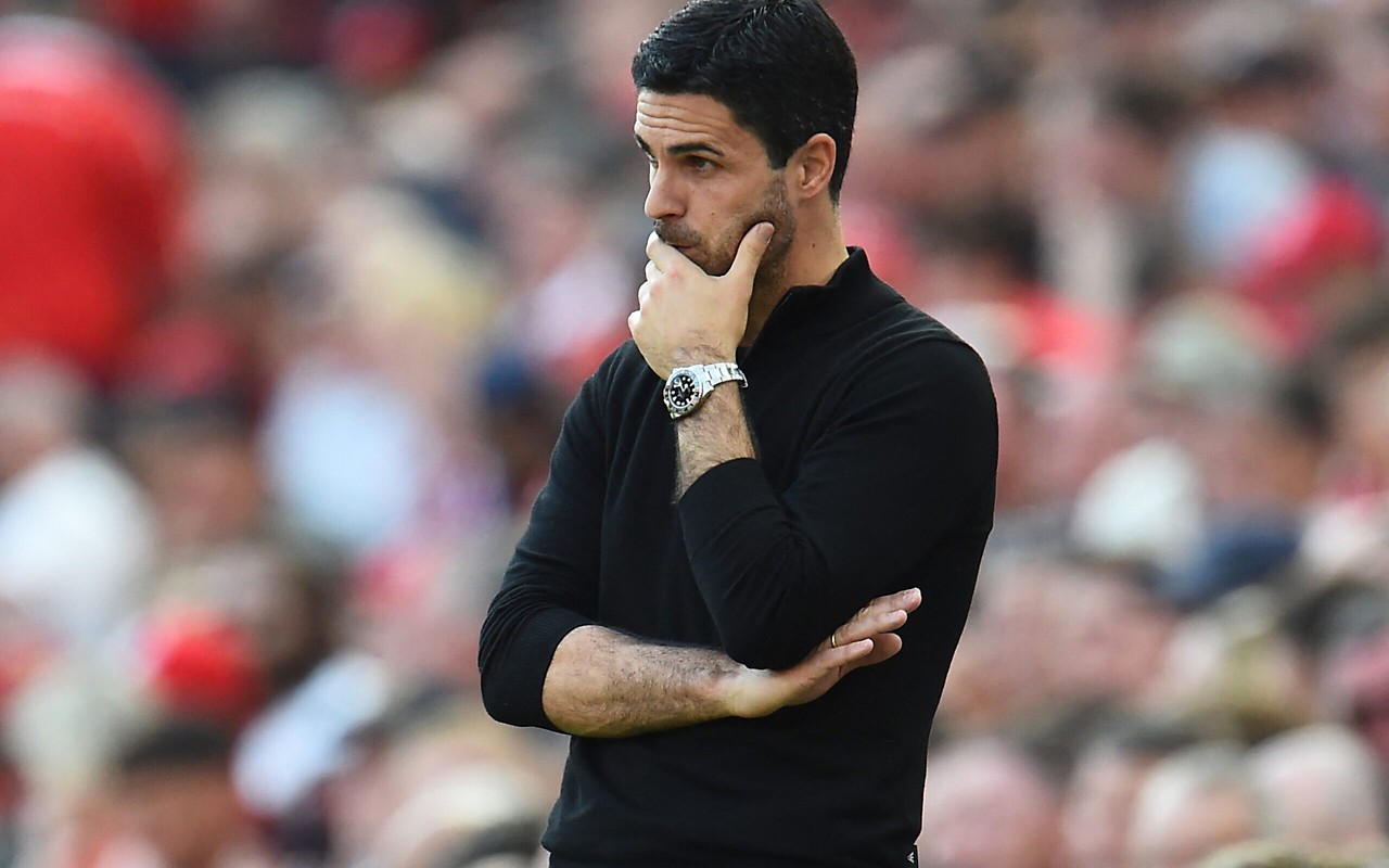 Técnico do Arsenal, Arteta observa confronto contra o Liverpool, pela Premier League (Foto: Peter Powell/AFP)