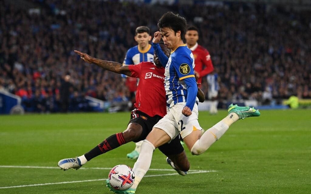 Mitoma atraiu interesse do Arsenal e Bayern de Munique (Foto: Glyn Kirk/AFP)