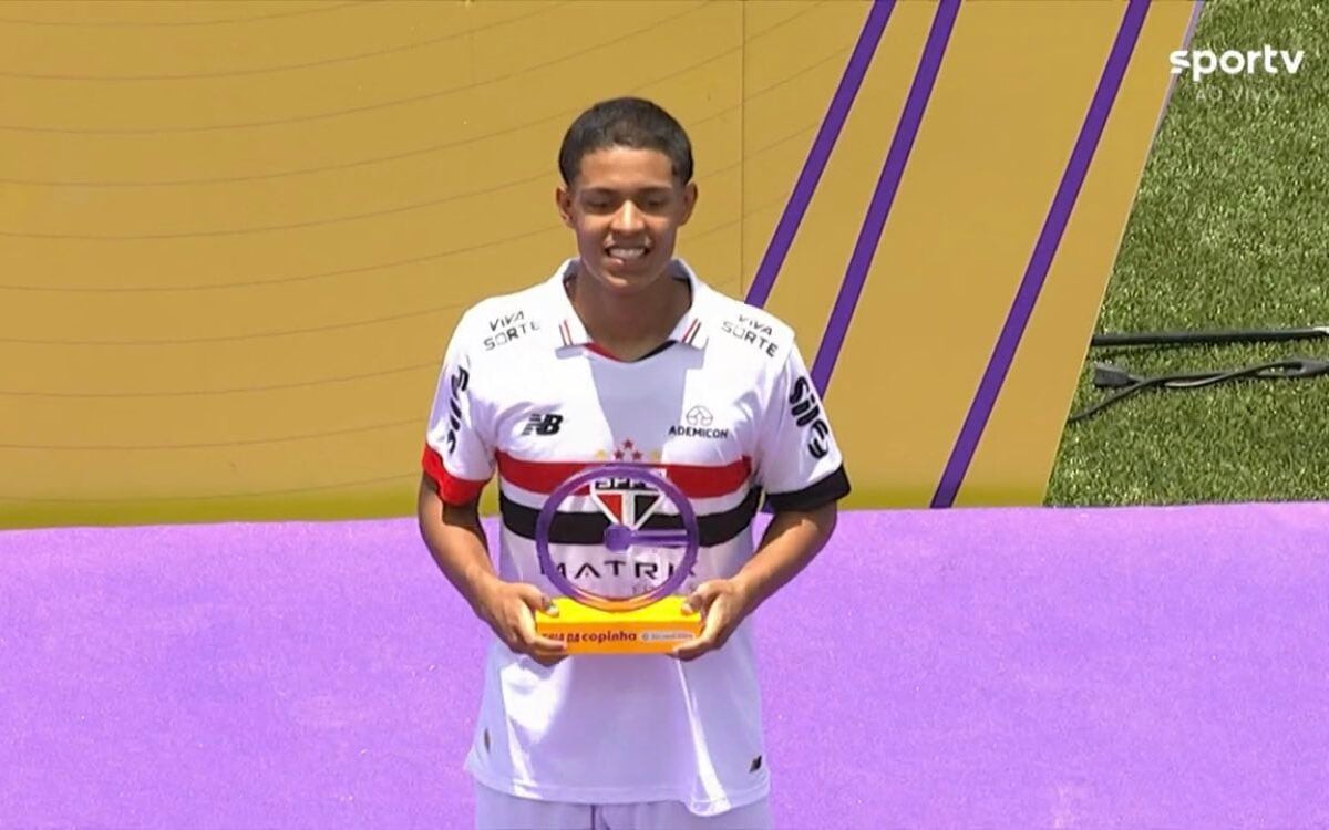 Ryan Francisco com prêmio de Craque da Copinha 2025 (Foto: Reprodução/Sportv)