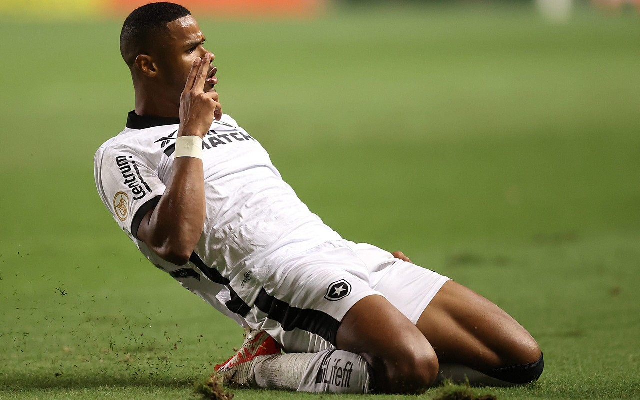 Júnior Santos comemora gol pelo Botafogo na Libertadores 2024: artilheiro histórico do clube no torneio continental. (Foto: Vitor Silva/Botafogo)