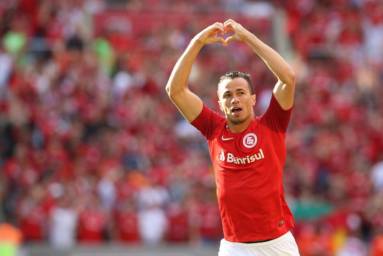 Leandro Damião comemora gol com a camisa do Inter na Libertadores: maior artilheiro do clube na história do torneio. (Foto: Pedro H. Tesch/Eleven)