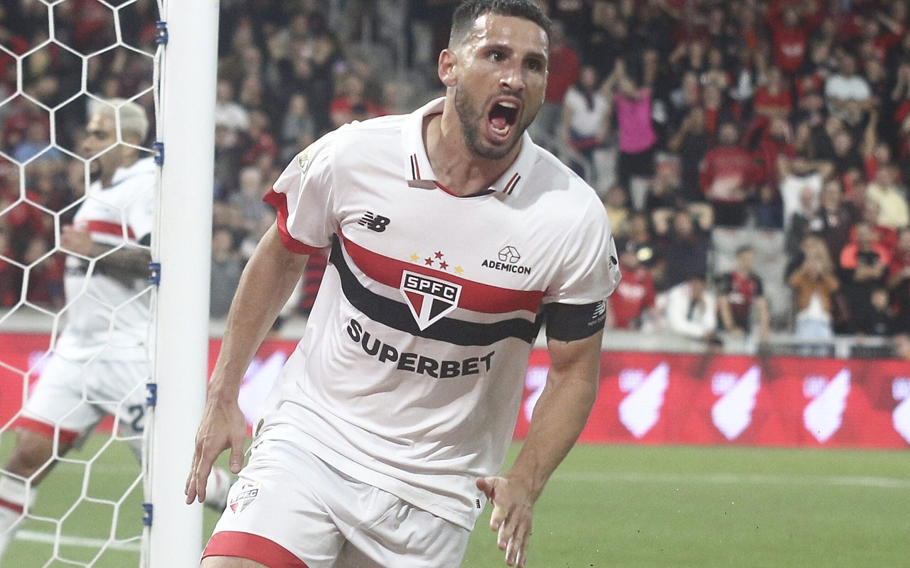Calleri em ação pelo São Paulo na Libertadores: atacante argentino é um dos líderes da artilharia histórica do clube no torneio. (Foto: Gabriel Machado/AGIF)
