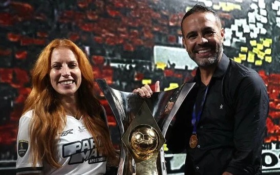 Artur Jorge e Maria Marques com taça do Brasielirão de 2024 (Foto: Vítor Silva/Botafogo)