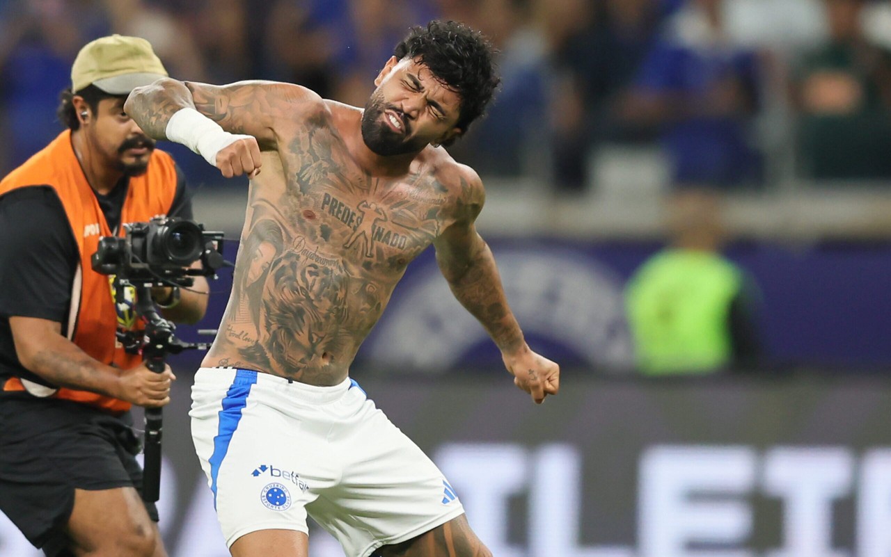 Gabigol comemorando a vitória do Cruzeiro sobre o Flamengo no Brasileirão (Foto: Gilson Lobo/AGIF)