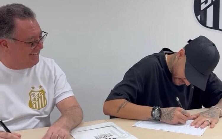 Neymar assinou contrato com o Santos nesta sexta-feira (31) (Foto: Reprodução)
