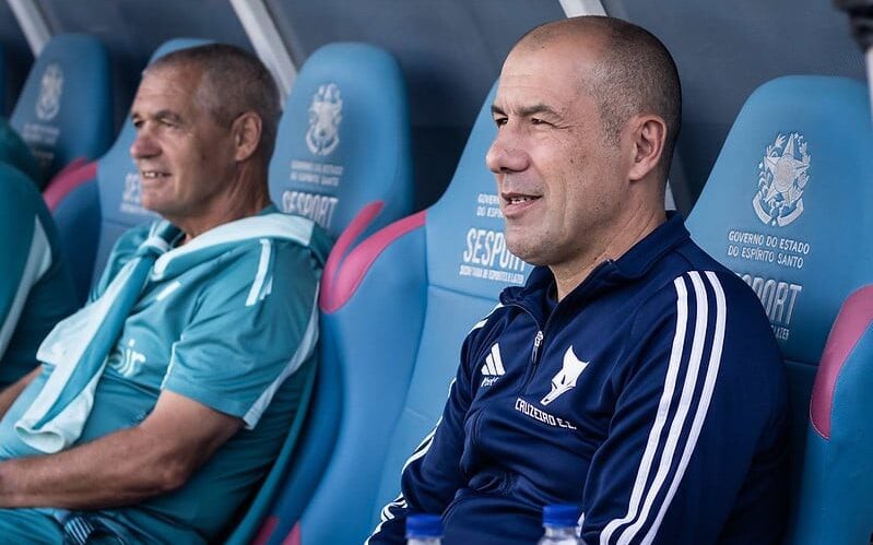 Leonardo Jardim comanda o Cruzeiro diante do Banfield, no Kleber Andrade (Foto: Gustavo Aleixo/Cruzeiro)