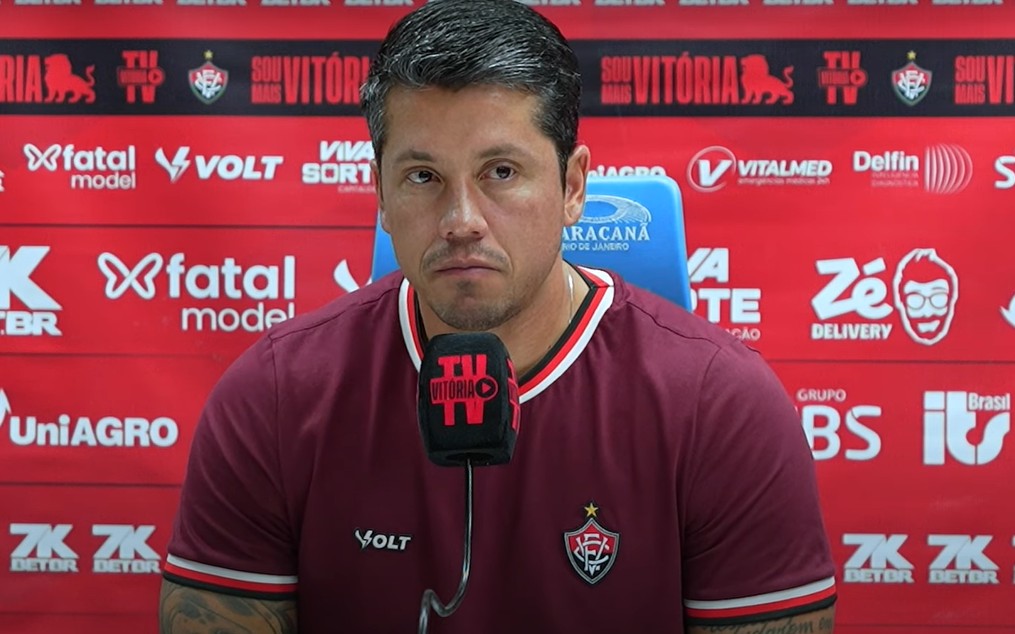 Entrevista coletiva de Thiago Carpini no Barradão (Foto: Walmir Cirne / AGIF)