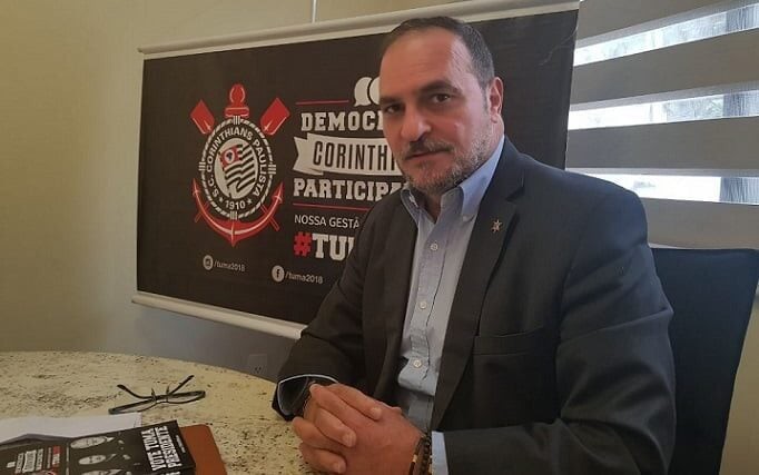 Romeu Tuma Jr. concede entrevista no Corinthians (Foto: Guilherme Amaro)