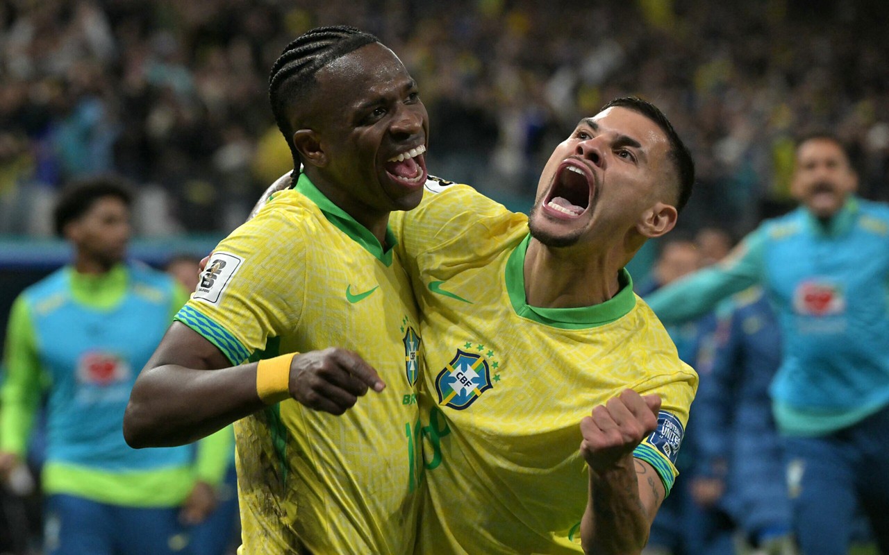 Vini Jr. e Bruno Guimarães comemoram o gol da Seleção