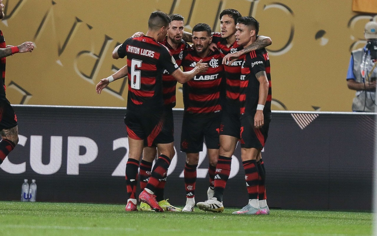Arrascaeta comemora com os companheiros o primeiro gol do Flamengo