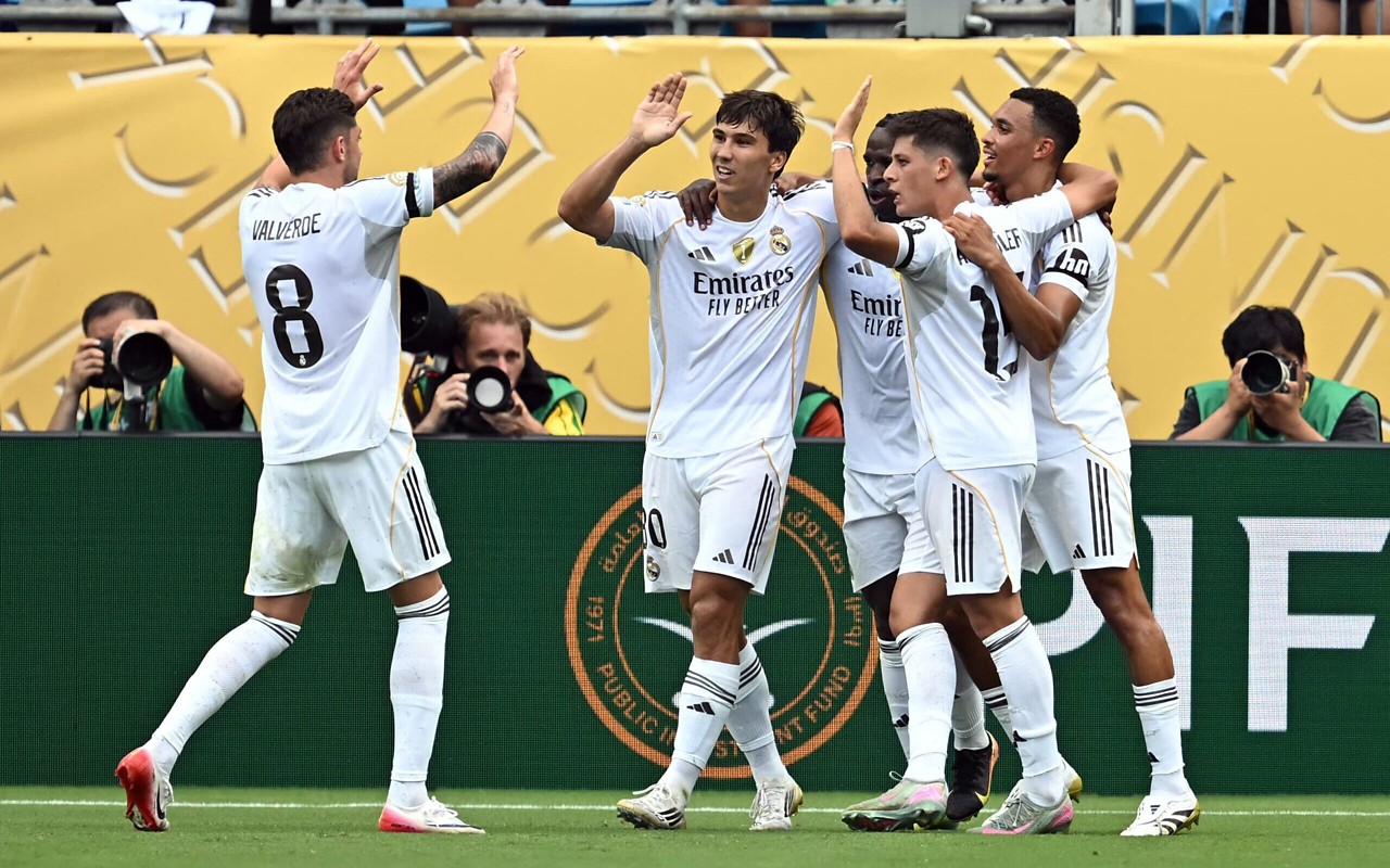 Jogadores do Real Madrid comemorando um dos gols da vitória sobre o Pachuca (Foto:y Paul ELLIS / AFP)