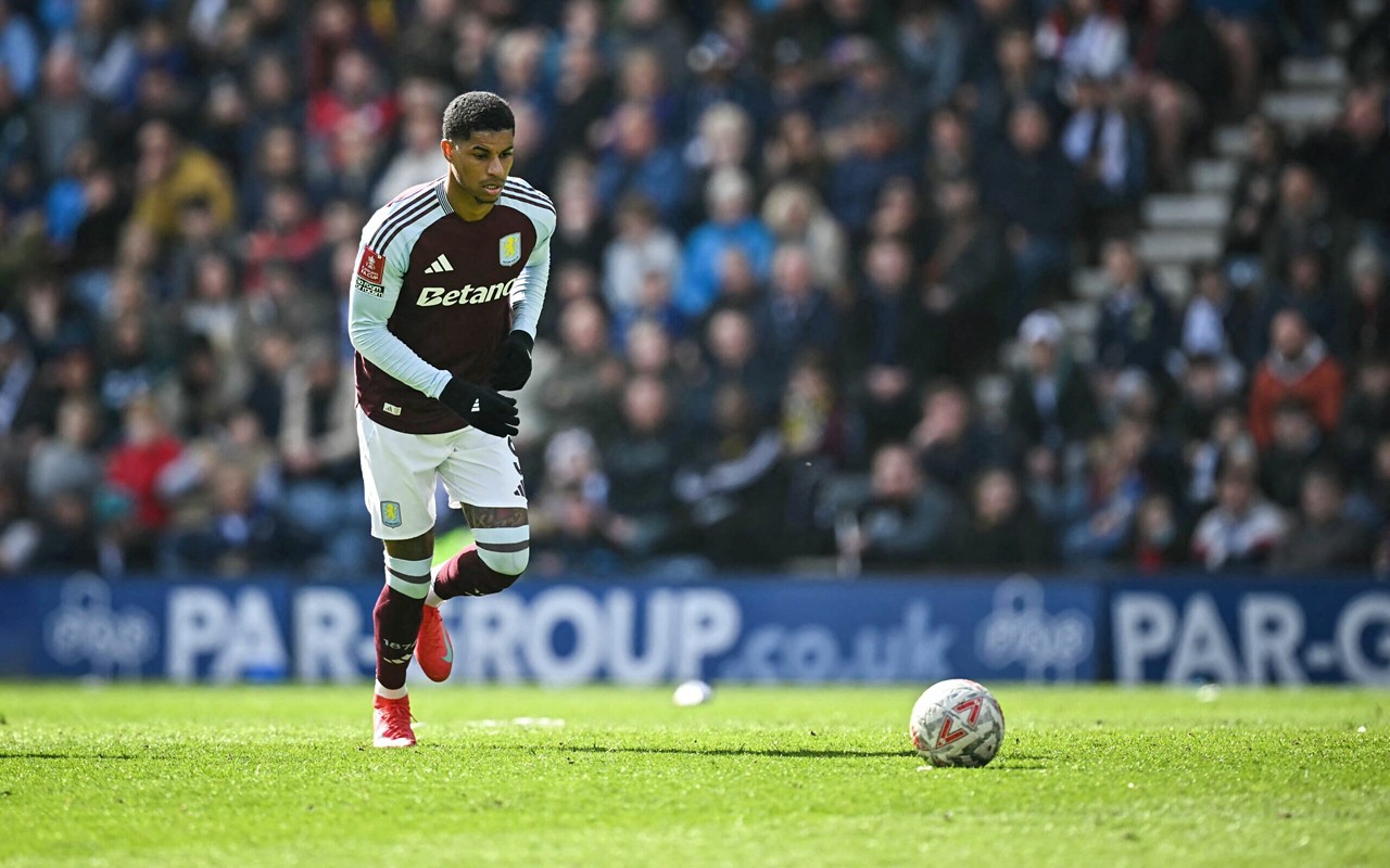Rashford fez de pênalti pelo Aston Villa na partida classificatória (Foto: Paul Ellis/AFP)