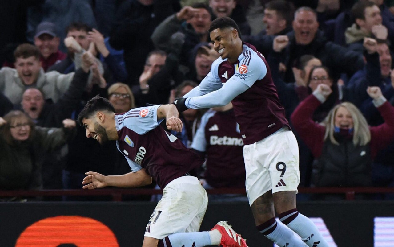 Rashford e Asensio comemorando gol pela Premier League (Foto: AFP)