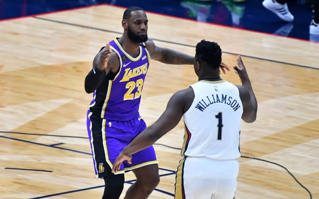 Zion Williamson e Lebron James em ação na NBA (Foto: Jesse D. Garrabant / AFP)