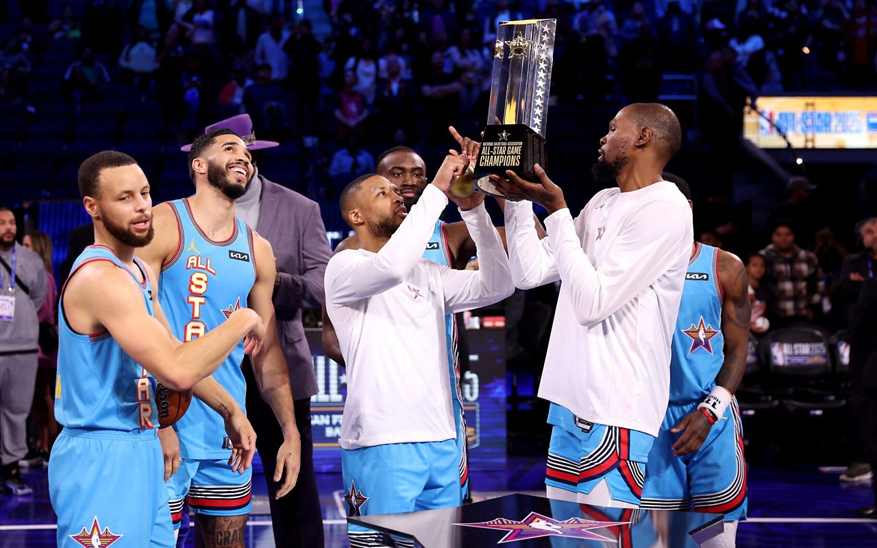 Jogadores da equipe "Shaq OGs" levantam troféu do All-Star Game 2025 da NBA (Foto: Ezra Shaw / AFP)