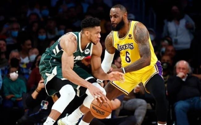 Giannis Antetokounmpo ao lado de Lebron James na NBA (Foto: Ronald Martinez / AFP)