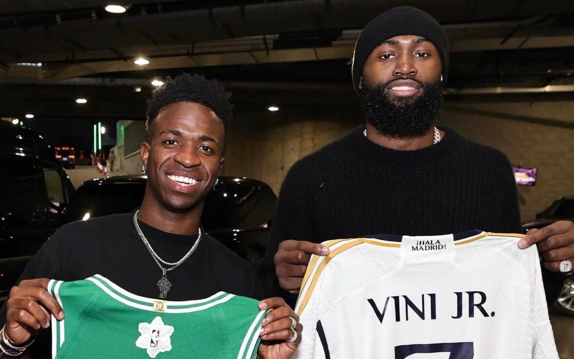 Vini Jr, com a camiseta dos Celtics, e Jaylen Brown, com o uniforme do Real Madrid (Foto: Reprodução/X)