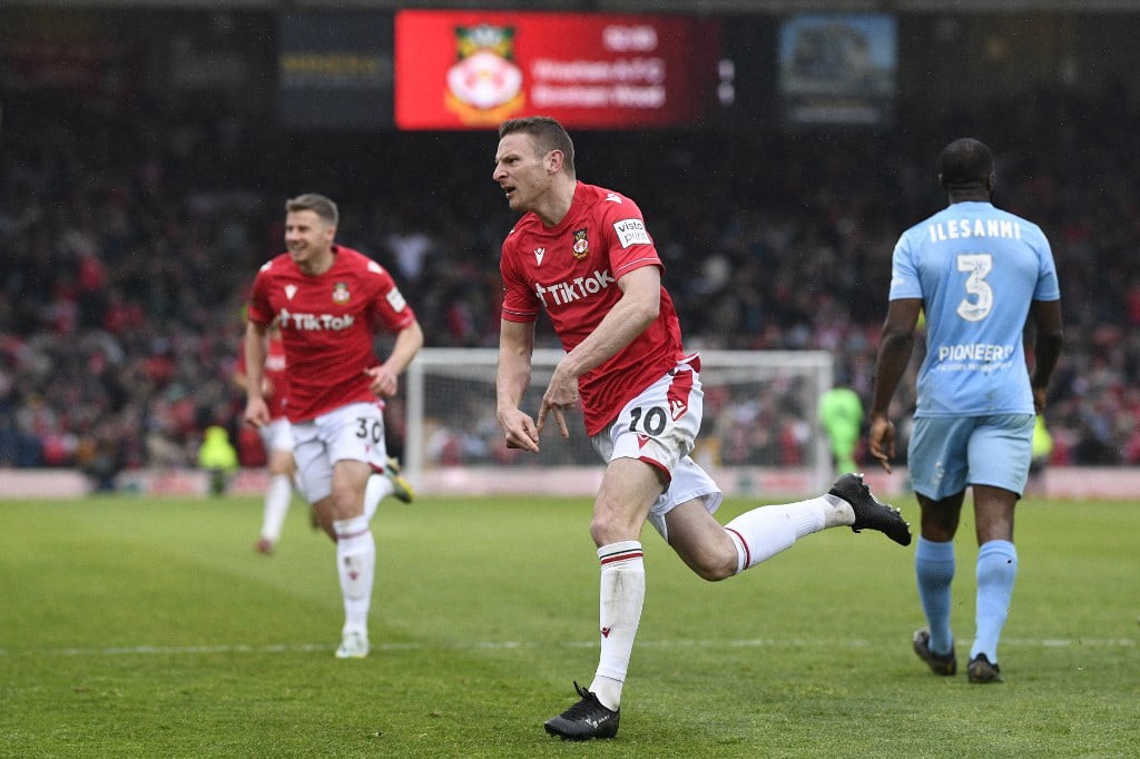 Paul Mullin comemora gol pelo Wrexham (Foto: Oli Scarff/AFP)