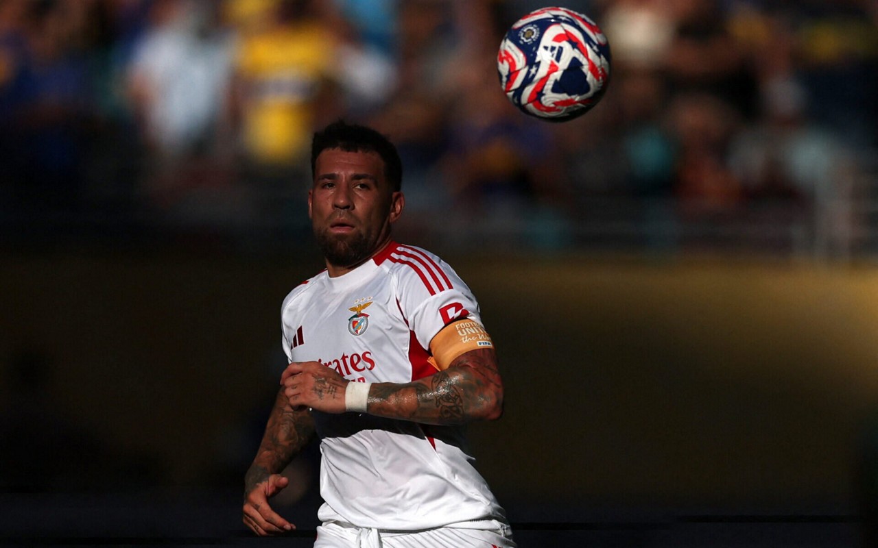 Otamendi em ação pela primeira rodada do Mundial de Clubes (Foto: Dan Mullan/AFP)