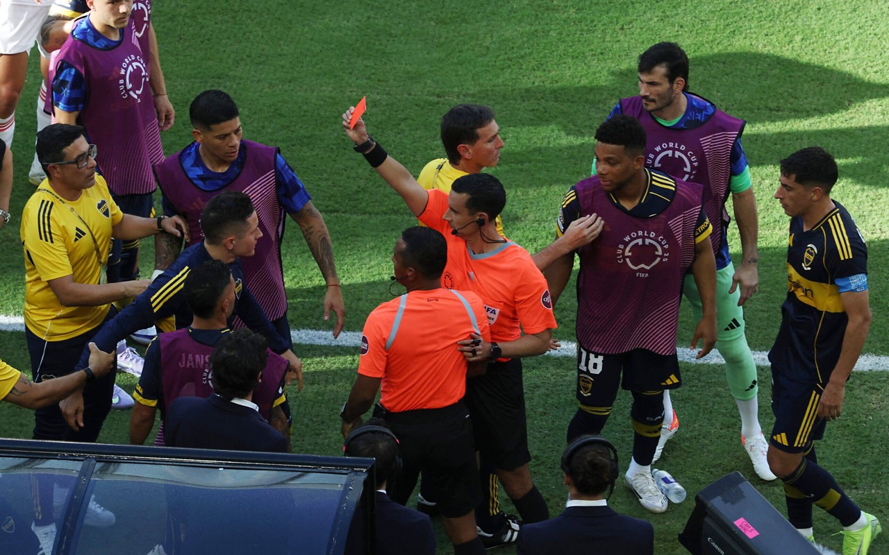 Ander Herrera sendo expulso no confronto entre Benfica e Boca Juniors (Foto: Sandra Montanez/AFP)