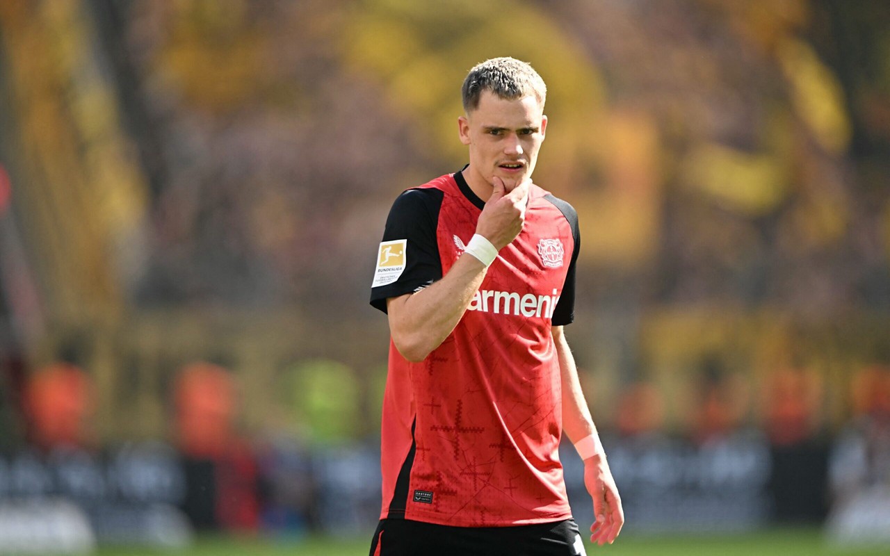 Florian Wirtz em ação pelo Bayer Leverkusen contra o Dortmund, pela Bundesliga (Foto: Ina Fassbender/AFP)